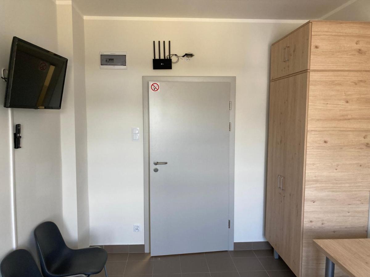 Hostel Przy Stadionie ヤヴォジュノ エクステリア 写真